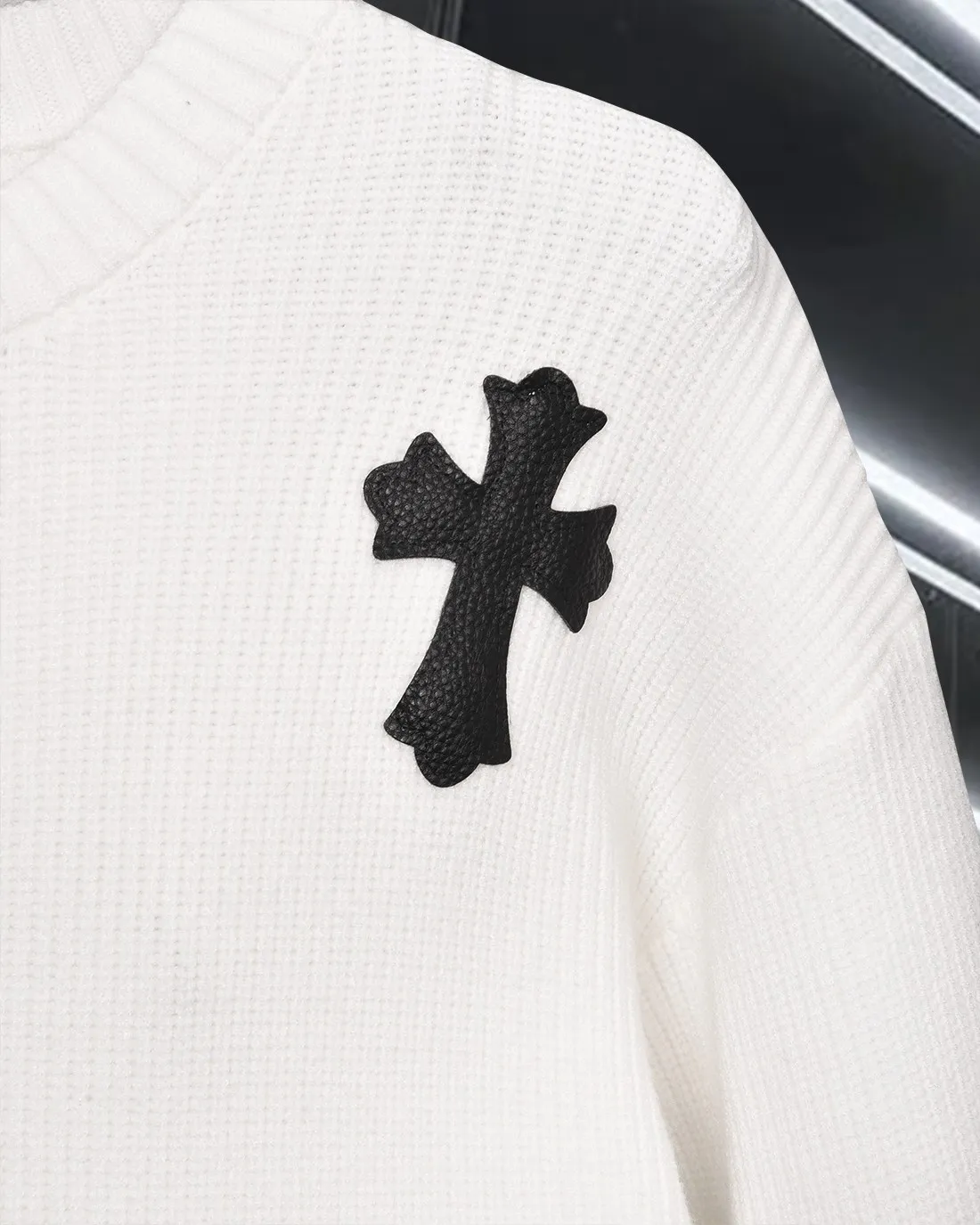 P270 Chrome Hearts/Cro Heart OS Loose Fit 2025fw Autumn and Winter New Style Classic Customized Leather Cross 🪡logo Round Neck Long Sleeve Off Shoulder Sweater Wool Sweater Imported Wool Blended Fabric Exquisitely Upgraded, Inspired by the 1980s Retro Original Fabric Official Same Style Round Neck Long Sleeve Suit Customized Mesh Sweater Thick Knitted Fabric Feels Very Comfortable Latest Brick Cabinet Synchronization for Spring and Summer Fashionable and Individual Super Versatile and Good-looking Style Very Suitable for Men and Women A must-have for everyone, hang tag, collar label, washed wheat, three labels complete. Color: black. white. Size: M-3XL
